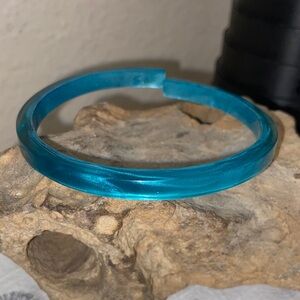 5/$10❤️❤️❤️NEW Vibrant Swirly Blue Acrylic Bangle Bracelet